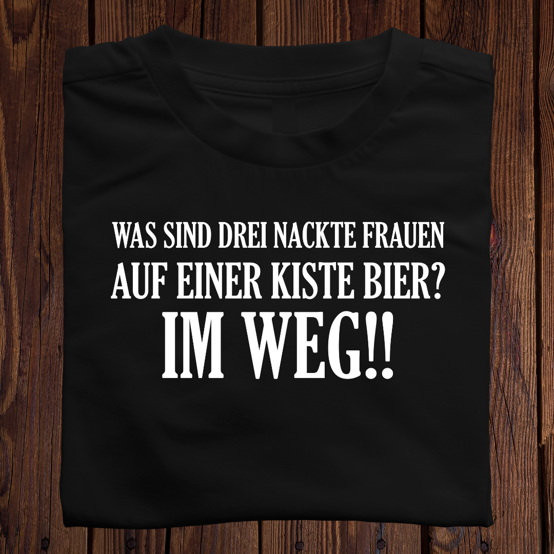 Was sind drei nackte Frauen auf einer Kiste Bier?